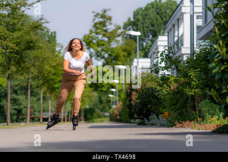 Junge Frau Inline Skating in der Stadt, Waiblingen, Deutschland Stockfoto