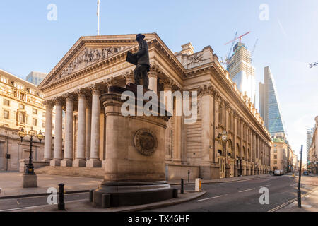 UK, London, Royal Börse mit London Truppen War Memorial und die Scherbe im Hintergrund Stockfoto