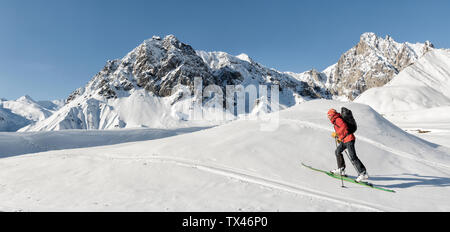 Georgien, Kaukasus, Gudauri, Mann auf einer Skitour Stockfoto