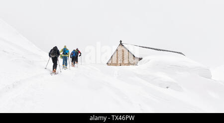 Georgien, Kaukasus, Gudauri, Leute auf einer Skitour zu Lomisi Kloster Stockfoto