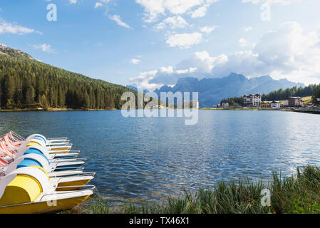 Italien, Provinz Bolluno, Dolomiten, Padle Boote auf Misurina See, Tre Cime di Lavaredo region Stockfoto