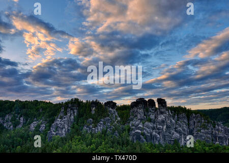 Deutschland, Sachsen, Elbsandsteingebirge, Blick von der Bastei auf die Felsformation kleine Gans an twiligh Stockfoto