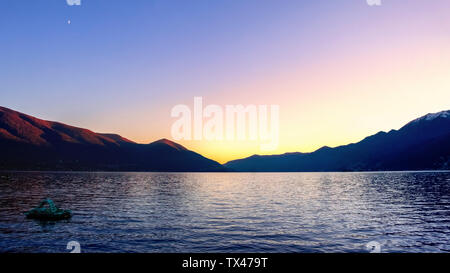 Schweiz, Ascona, Sonnenuntergang über dem Lago Maggiore Stockfoto