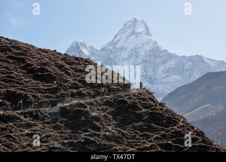 Nepal, Solo Khumbu, Everest, Bergsteiger zu Fuß auf Ama Dablam Stockfoto