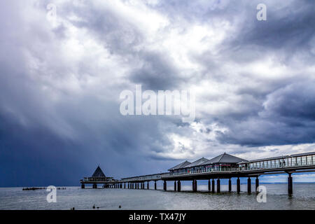 Deutschland, Usedom, Heringsdorf, Pier bei bewölktem Himmel Stockfoto
