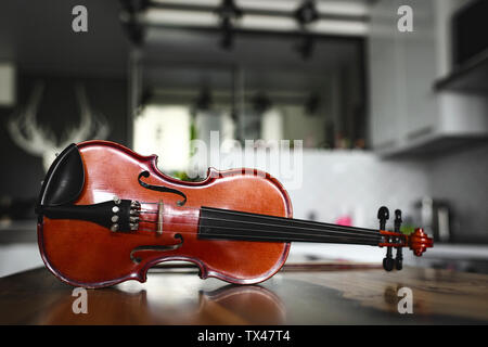 Violine am Tisch zu Hause Stockfoto