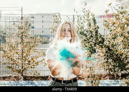 Mädchen mit Holi Pulver Farben, Deutschland Stockfoto