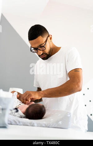 Vater ändern Windel des sein neugeborenes Baby Stockfoto