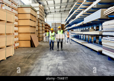 Arbeitnehmer, und Kisten in Werks- und Lagergebäude Stockfoto