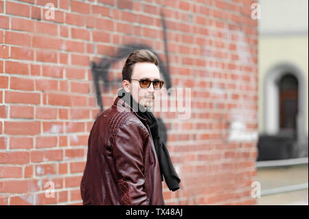 Porträt der jungen modische Mann Sonnenbrille tragen Stockfoto