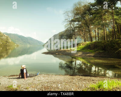 Italien, Lombardei, älterer Mann, der einen Bruch am Idrosee Stockfoto