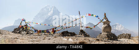 Nepal, Solo Khumbu, Everest, von Dingboche, Stupa mit Gebetsfahnen Stockfoto