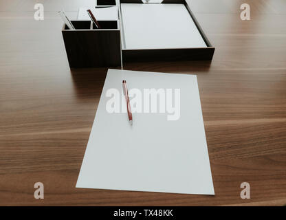 Kugelschreiber und Papier auf Holz- Schreibtisch im Büro Stockfoto