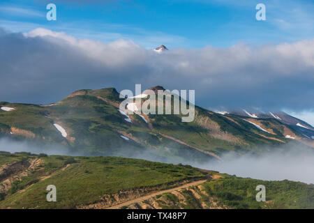 Russland, Kamtschatka, die Oberseite der Vilyuchik Vulkan auf der Suche durch eine Wolke Stockfoto