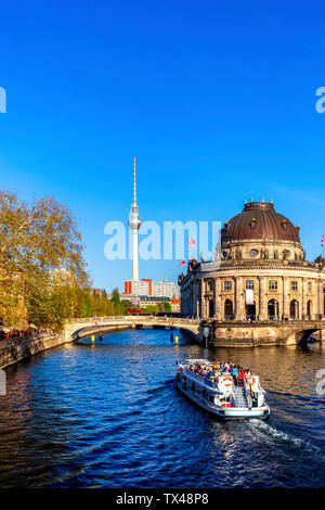Deutschland, Berlin, Bodemuseum, Berlin TV-Turm und Schiff auf Spree Stockfoto