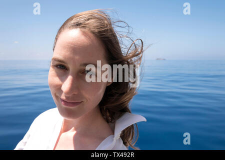 Seychellen, Indischer Ozean, Porträt der lächelnde Frau auf der Fähre Stockfoto