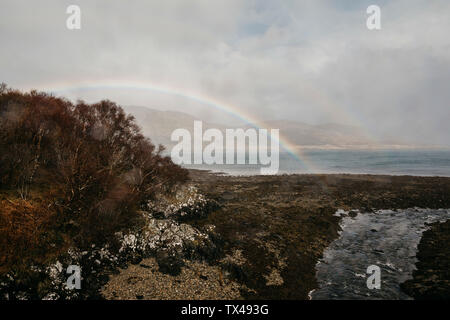 Großbritannien, Schottland, Highlands, Regenbogen über dem Meer Stockfoto