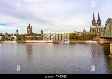 Deutschland, Köln, Hohenzollernbrücke und Dom zu Köln am Morgen Stockfoto