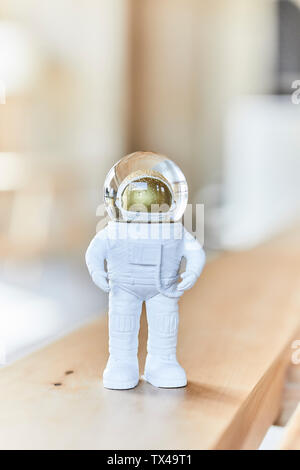 Miniatur astronaut Figürchen auf holzbank Stockfoto