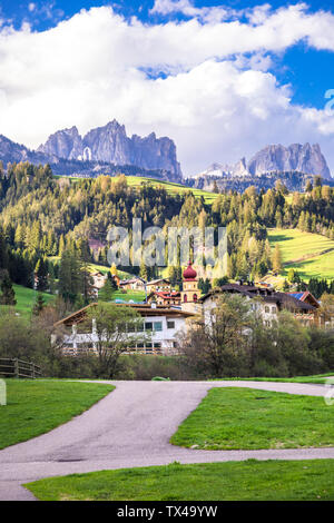 Italien, Trentino Alto Adige, Soraga, Blick auf das Dorf und die Dolomiten Stockfoto