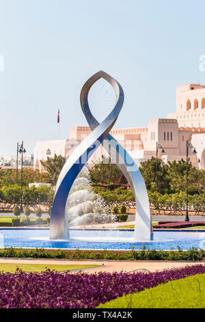 Bögen Brunnen vor der Royal Opera House Muscat, Muscat, Oman Stockfoto