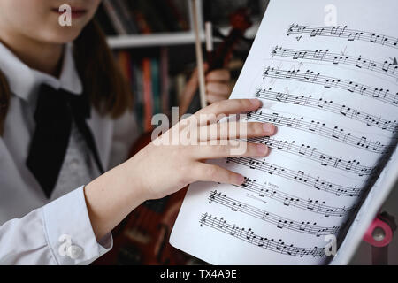 In der Nähe von Mädchen drehen Seite der Musik Blatt Stockfoto