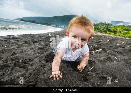 Französisch Polynesien, Taharuu Strand, Baby Mädchen spielen in schwarzen Sand