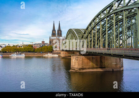 Deutschland, Köln, Hohenzollernbrücke und Dom zu Köln am Morgen Stockfoto