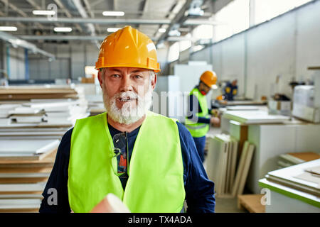 Portrait von Reifen Arbeiter in der Fabrik Stockfoto