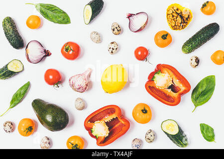 Essen Hintergrund der Vielzahl der gesunden frischen Gemüse auf weißem Hintergrund. Flach Muster von Tomaten, Nüsse, Avocados, Gurken, Knoblauch, Zwiebeln, q Stockfoto