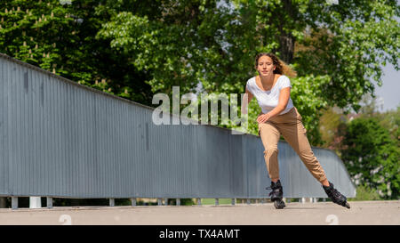 Junge Frau Inline Skating in der Stadt, Waiblingen, Deutschland Stockfoto