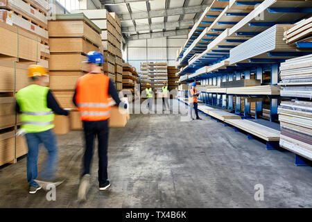 Arbeitnehmer, und Kisten in Werks- und Lagergebäude Stockfoto