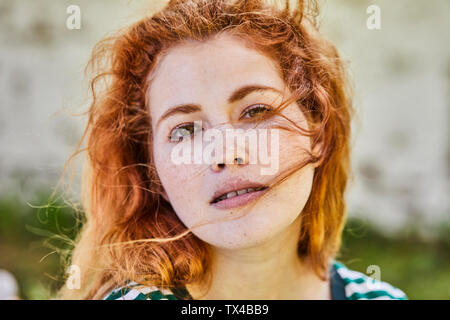 Porträt der rothaarige junge Frau mit Sommersprossen Stockfoto