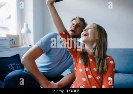 Gerne Vater und Tochter einen selfie zu Hause Stockfoto