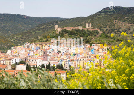 Italien, Sardinien, Bosa, Stadtbild mit Schloss von Serravalle Stockfoto