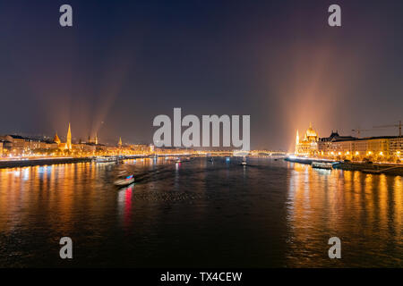 Nachtansicht der Szilágyi Dezső Square Reformierten Kirche und Donau Bank in Budapest, Ungarn Stockfoto