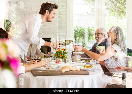 Hapüpy Familie zusammen feiern, trinken Wein Stockfoto