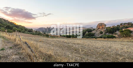 Italien, Sizilien, Enna, Panoramablick über Landschaft in der Dämmerung Stockfoto