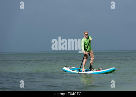 Thailand, Krabi, Lao Liang, Mann auf SUP Board im Ozean Stockfoto