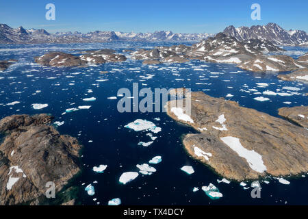 Grönland, Ostgrönland, Luftaufnahme der Insel Ammassalik Fjord mit Pack oder Treibeis Stockfoto