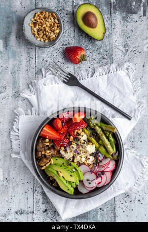 Veggie Schüssel mit Quinoa, Gemüse, Feta, Erdbeeren, Avocado, Pinienkernen und Kresse Stockfoto