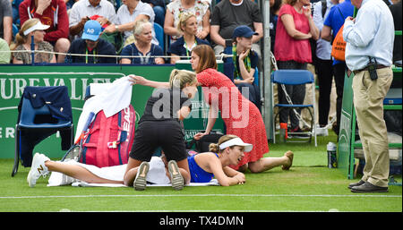 Eastbourne Großbritannien 24. Juni 2019 - Danielle Collins von USA medizinische Betreuung während ihres Gleichen gegen Yulia Putintseva von Kasachstan erhält an der Natur Tal internationalen Tennisturnier in Devonshire Park in Eastbourne statt. Foto: Simon Dack/TPI/Alamy leben Nachrichten Stockfoto