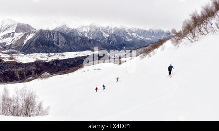 Georgien, Kaukasus, Gudauri, Leute auf einer Skitour zu Lomisi Kloster Stockfoto