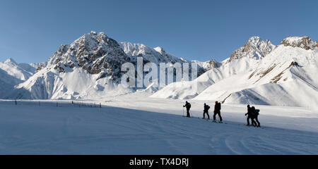 Georgien, Kaukasus, Gudauri, Leute auf einer Skitour Stockfoto