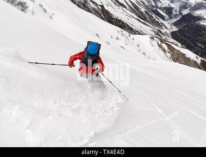 Georgien, Kaukasus, Gudauri, Mann auf einer Skitour Riding Downhill Stockfoto