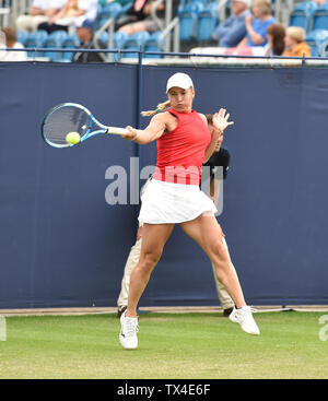 Eastbourne Großbritannien 24. Juni 2019 - Yulia Putintseva von Kasachstan einen Schuß gegen Daniella Collins von USA während ihres Gleichen an die Natur Tal internationalen Tennisturnier in Devonshire Park in Eastbourne statt spielt. Foto: Simon Dack/TPI/Alamy leben Nachrichten Stockfoto