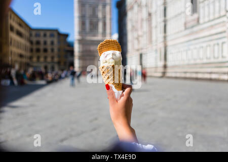 Italien, Florenz, Piazza del Duomo, die Hand der Frau mit Eis Stockfoto