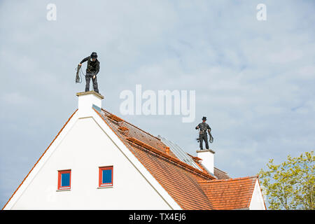 Zwei Schornsteinfeger Arbeiten am Haus Dach Stockfoto