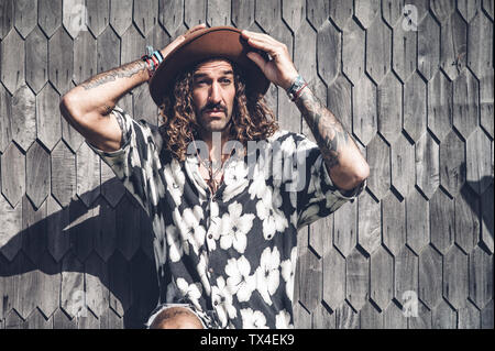 Portrait von tätowierten Mann mit Hut und Hawaiian Shirt Stockfoto