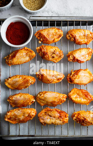 Vorbereitung von spicy Chicken Wings, Raster Stockfoto